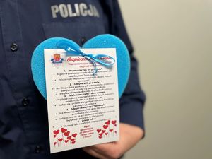 Policjanci rozdają serduszka.