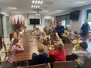Przedszkolaki z wizytą w poddębickiej komendzie.