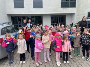Przedszkolaki z wizytą w poddębickiej komendzie.