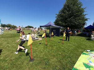 Namiot policyjny i dzieci zgromadzone wokół niego.