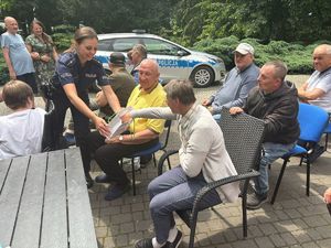 Policjantka wśród osób z niepełnosprawnością.