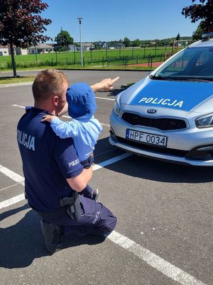 Policjanci w mundurze ze swoimi dziećmi.