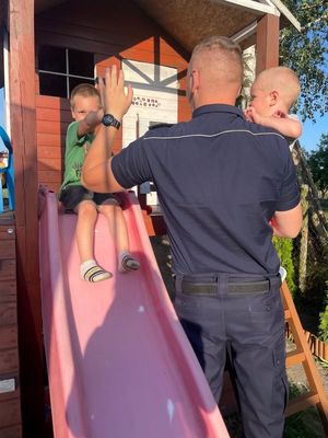 Policjanci w mundurze ze swoimi dziećmi.