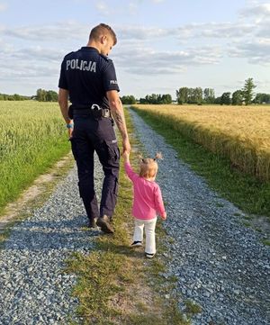 Policjanci w mundurze ze swoimi dziećmi.