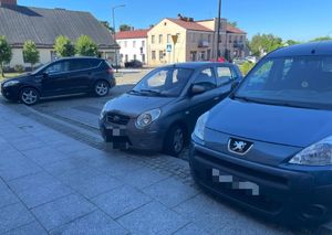 Nieprawidłowo zaparkowane pojazdy przy przejściu dla pieszych.