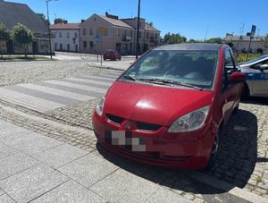 Pojazd zaparkowany przy przejściu dla pieszych.