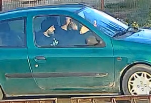 Zielone auto, w pojeździe znajduje się mężczyzna.