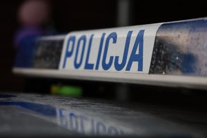 Belka na dachu radiowozu z napisem POLICJA.