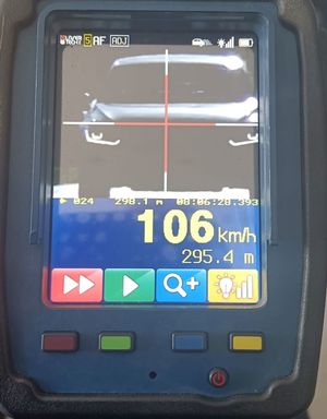 Zdjęcie z urządzenia do pomiaru prędkości - na zdjęciu widoczne auto.