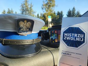 Policjant wręczający ulotkę.