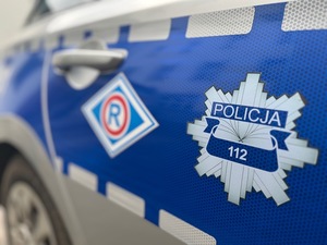 Policyjne logo na boku radiowozu.