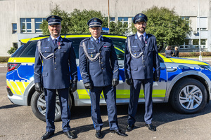 Wyróżnieni policjanci wraz z komendantem wojewódzkim i powiatowym.