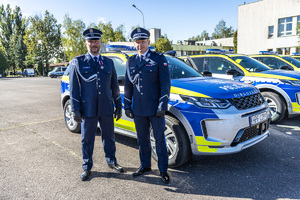 Wyróżnieni policjanci wraz z komendantem wojewódzkim i powiatowym.