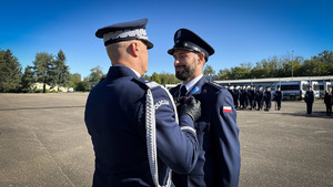 Wyróżnieni policjanci wraz z komendantem wojewódzkim i powiatowym.