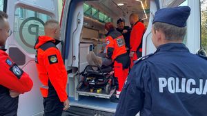 Policjanci i Zespół Ratownictwa Medycznego w karetce.