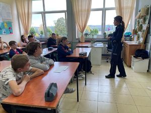 Policjantka i uczniowie w klasie.