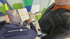 Policjantka rozmawiająca z seniorami.