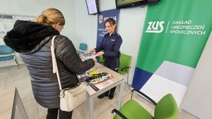 Policjantka rozmawiająca z seniorami.