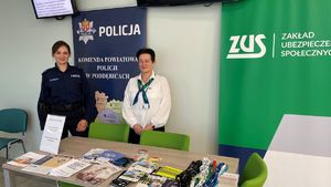 Policjantka rozmawiająca z seniorami.