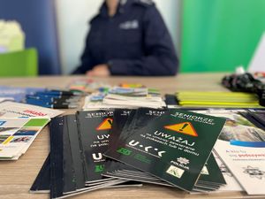 Policjantka rozmawiająca z seniorami.