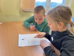 Dzieci podczas pokonywania toru przeszkód, rozdanie nagród.