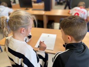 Dzieci podczas pokonywania toru przeszkód, rozdanie nagród.