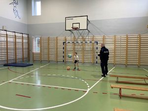 Dzieci podczas pokonywania toru przeszkód, rozdanie nagród.