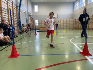 Dzieci podczas pokonywania toru przeszkód, rozdanie nagród.