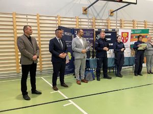 Dzieci podczas pokonywania toru przeszkód, rozdanie nagród.