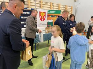 Dzieci podczas pokonywania toru przeszkód, rozdanie nagród.