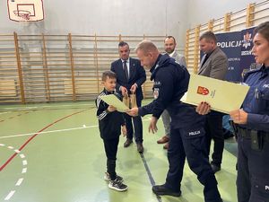 Dzieci podczas pokonywania toru przeszkód, rozdanie nagród.