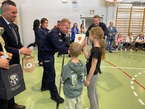 Dzieci podczas pokonywania toru przeszkód, rozdanie nagród.