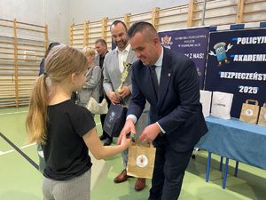 Dzieci podczas pokonywania toru przeszkód, rozdanie nagród.