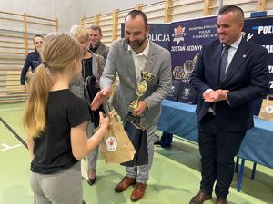 Dzieci podczas pokonywania toru przeszkód, rozdanie nagród.