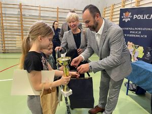 Dzieci podczas pokonywania toru przeszkód, rozdanie nagród.