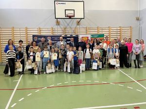 Dzieci podczas pokonywania toru przeszkód, rozdanie nagród.