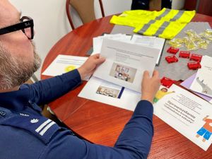 Policjanci przeglądający sprawozdania.