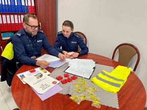 Policjanci przeglądający sprawozdania.