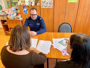 Policjanci przeglądający sprawozdania.