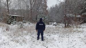 Policjanci kontrolują pustostany.