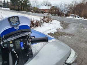 Zdjęcie urządzenia do pomiaru prędkości na masce radiowozu.