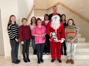 Mikołaj wraz z dziećmi.