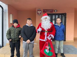 Mikołaj wraz z dziećmi.