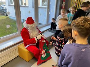 Mikołaj wraz z dziećmi.