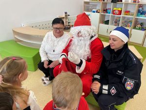 Mikołaj wraz z dziećmi.