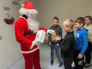 Mikołaj wraz z dziećmi.