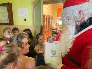 Mikołaj wraz z dziećmi.