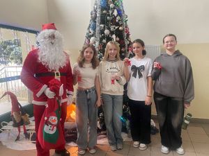 Mikołaj wraz z dziećmi.