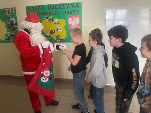 Mikołaj wraz z dziećmi.