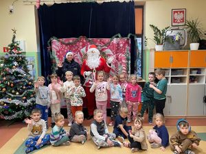 Mikołaj wraz z dziećmi.